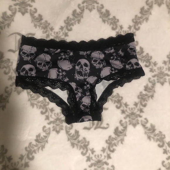 ROMWE Skull, Rose, & Star Underwear, Pack of 3 - Picture 8 of 10